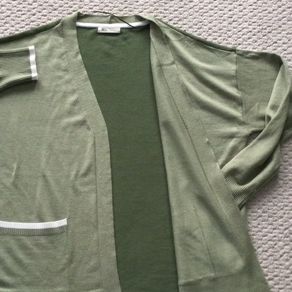 Collegiate-look two-tone green cardigan with white stripe - Picture 3 of 6